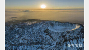 참을 수 없는 환호성…한라산 백록담 구름 위로 선명한 첫 해
