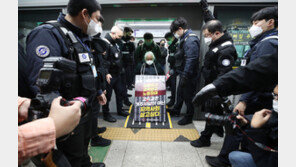 시위 재개하는 전장연 “5분 이내로” 법원조정안 수용…서울시는 거부