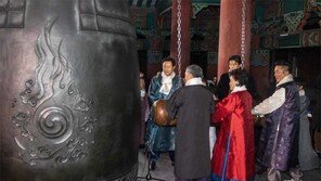 “떠올랐다, 2023”… 3년만에 열린 ‘타종-해맞이’ 108만명 북적