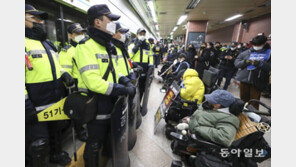 전장연, 새해 첫 출근길 시위 재개… 경찰 저지로 14시간 대치했다 해산