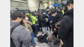 삼각지역 승차 거부당한 전장연, 성신여대역서 기습 시위