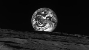다누리의 새해 선물…‘달에서 본 지구’ 사진 찍어 보냈다