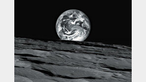 ‘다누리’가 보내온 달 표면과 지구 사진