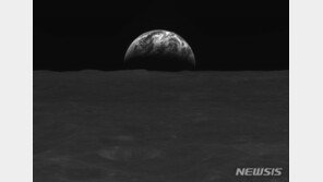 다누리가 보내온 지구·달 사진, 그런데 왜 흑백일까