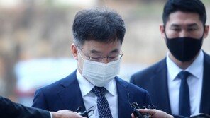 ‘대장동 자금 은닉’ 김만배 9시간 검찰 조사후 귀가