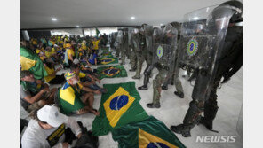“선거 부정” 보우소나루 지지자들 브라질 대통령 집무실·의회 등 점거
