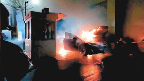 ‘아슬아슬’ 테슬라… 기습 가격인하-잇단 화재에 “신뢰 위기” 