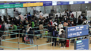 인천공항 노숙 중인 러시아인 5명, 망명 신청 거부 韓정부 상대 소송