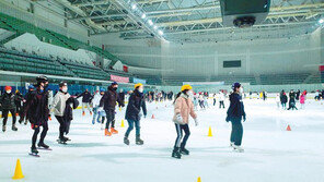 “방학 맞아 스케이트 타러 왔어요”