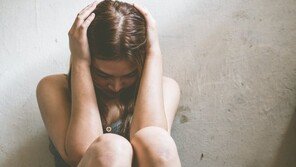 이별 통보한 여친 묶고 ‘개 배설물’ 먹인 20대 법정구속