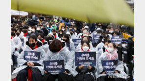 빗속 눈물의 추모제…이태원 참사 유족 “경찰, 셀프수사 한계 보여줘”