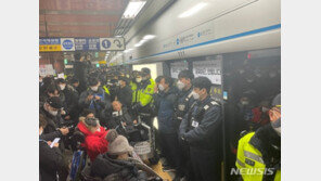 전장연 “오늘부터 다시 지하철 행동”…서울역 승강장서 대치