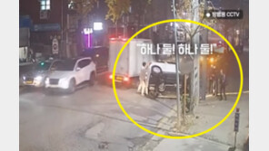 전봇대 받고 ‘벌렁’ 뒤집힌 車 시민들이 번쩍…아이들 구했다 (영상)