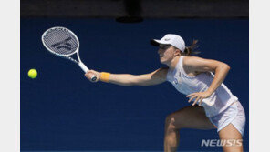 여자 테니스 세계 1위 시비옹테크, 호주오픈 16강 탈락