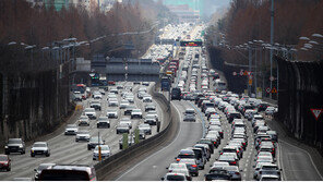 짧은 설 연휴, 귀경길 정체 ‘극심’…부산→서울 6시간 50분