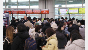 발 묶인 귀경객들 “내일은 뜰까요?” 전편 결항에 제주공항 ‘북새통’