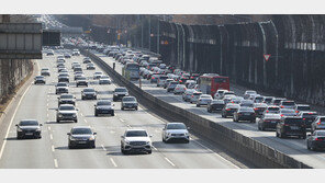 설 연휴 귀경길 정체 오후 11시쯤 해소…부산→서울 4시간30분