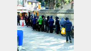 무료급식소 앞 늘어선 줄 