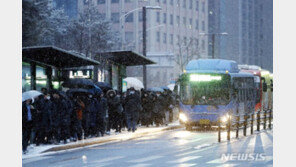 “일찍 나왔는데도 지각”…수도권 폭설에 ‘출근 대란’