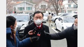 ‘후보 매수 혐의’ 홍남표 창원시장, 첫 공판서 공소사실 모두 부인