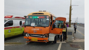 김제 도로 달리던 시내버스 다리에 충돌…기사 심정지