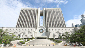 선수 부모에게 금품 받은 유명 고교야구 감독…1심 집행유예