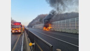 과천의왕고속화도로 달리던 아반떼 불…출근길 차량 통제