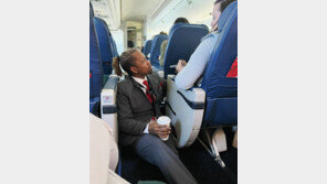 기내 승객 겁에 질리자…비행기 통로에 앉아 위로한 승무원