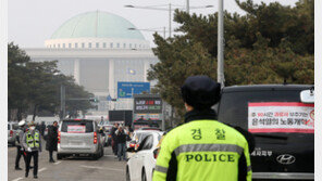 “국민 아픔 보듬길”…국회 앞 50대 남성 자해 소동