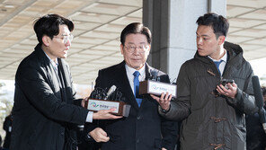 이번엔 홀로 포토라인 선 이재명…기자에 “왜 떨고 있냐” 여유도