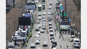 ‘이재명 檢출석’ 두쪽 난 서초동…종일 소음·욕설에 교통마비