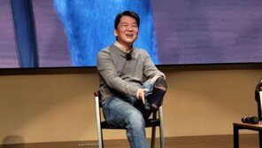 해진 양말 들어 보인 안철수…“모으고 모아 1500억 기부”