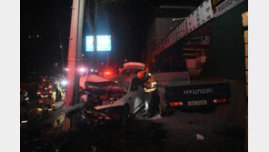 ‘만취 음주운전’ 벤츠, 인도 돌진…전신주 들이받고 차량 꽝