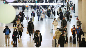 “아직 불안”vs“한국 늦어도 너무 늦어”…노마스크 첫날 제주공항 가보니