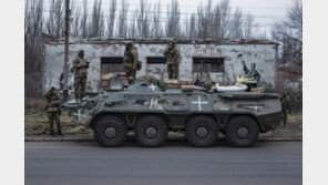 우크라, 탱크 약속받자마자 “전투기·장거리 미사일 달라” 재촉
