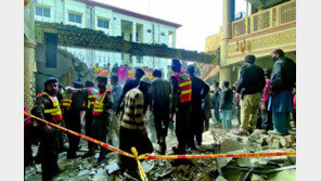 파키스탄 이슬람사원 자폭 테러… 최소 32명 사망 