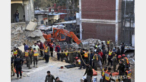 파키스탄 자폭 테러 사망자 74명으로 늘어…희생자 다수 경찰