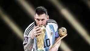 메시가 어린 메시에게 전한 당부 “포기 않으면 끝에 월드컵 우승이 있을거야”