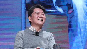 안철수 “구멍난 양말 아닌 시스루…원래 물건 아끼는 편, 연출 아냐”
