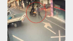 흉기든 강도 쫓아가 오토바이 넘어뜨린 은행 직원…돈도 되찾아