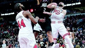 덩크 시도하는 레너드… 33득점으로 승리 이끌어 