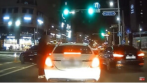 “차 문 열어” 주먹 쾅쾅…앞차 매달렸다 넘어진 보복운전자