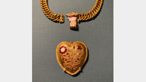 이게 웬 횡재…취미 활동하다 찾은 英왕가 황금 펜던트