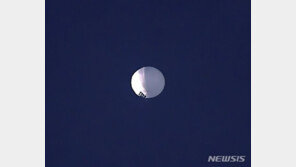 美상공 휘저은 中 ‘스파이 풍선’에 美 F22전투기 출격…핵 격납고 정찰?