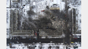 러, 우크라 동부 아파트에 미사일 공격… 최소 3명 사망