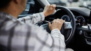 “빚 안 갚아?”…차 몰고 채무자 카페 돌진한 50대 체포