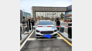 “뉴스서만 보던 일, 참교육 좀”…아파트 입구 막은 ‘주차 빌런’ 벤츠