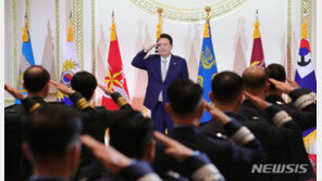 尹, 준장 진급자들에 삼정검 수여…칼날엔 ‘필사즉생 필생즉사’