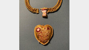 “이게 웬 떡”…금속 탐지하다 헨리 8세 이니셜 새겨진 금목걸이 발견