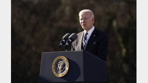 바이든 “51년 전 아내·딸 잃었을 때 정치 그만두려 했다”